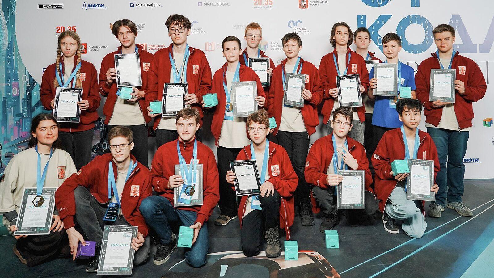 Московские школьники стали победителями и призерами первой Открытой всероссийской технологической олимпиады по робототехнике От кода к взлету - РИА Новости, 1920, 22.12.2025