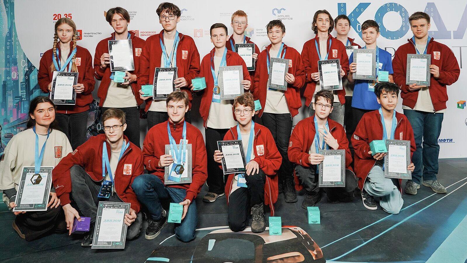 Московские школьники стали победителями и призерами первой Открытой всероссийской технологической олимпиады по робототехнике От кода к взлету - РИА Новости, 1920, 22.12.2025
