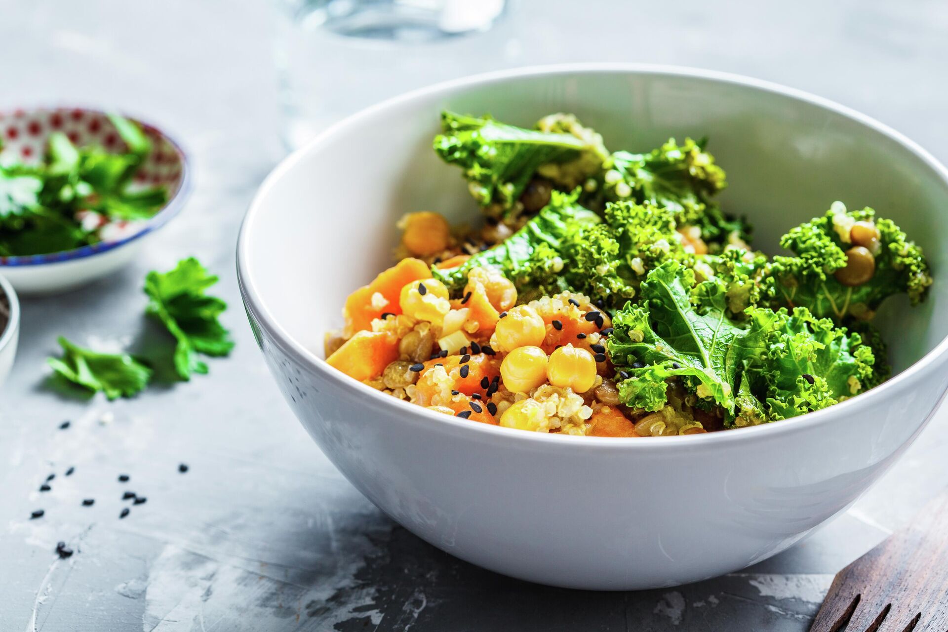 Теплый салат с чечевицей и запеченными овощами - РИА Новости, 1920, 22.12.2025