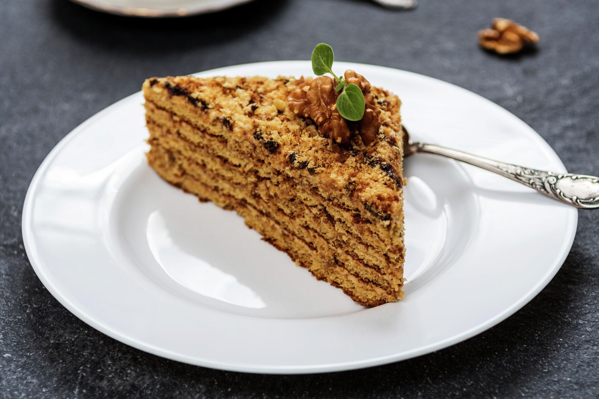 Медовый пирог с орехами и сухофруктами - РИА Новости, 1920, 22.12.2025