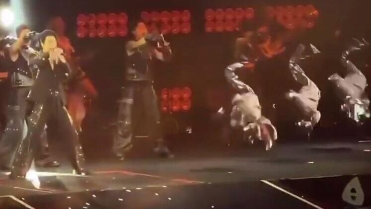 Человекоподобные роботы G1 китайской компании Unitree Robotics исполнили синхронное сальто вперед - РИА Новости, 1920, 22.12.2025