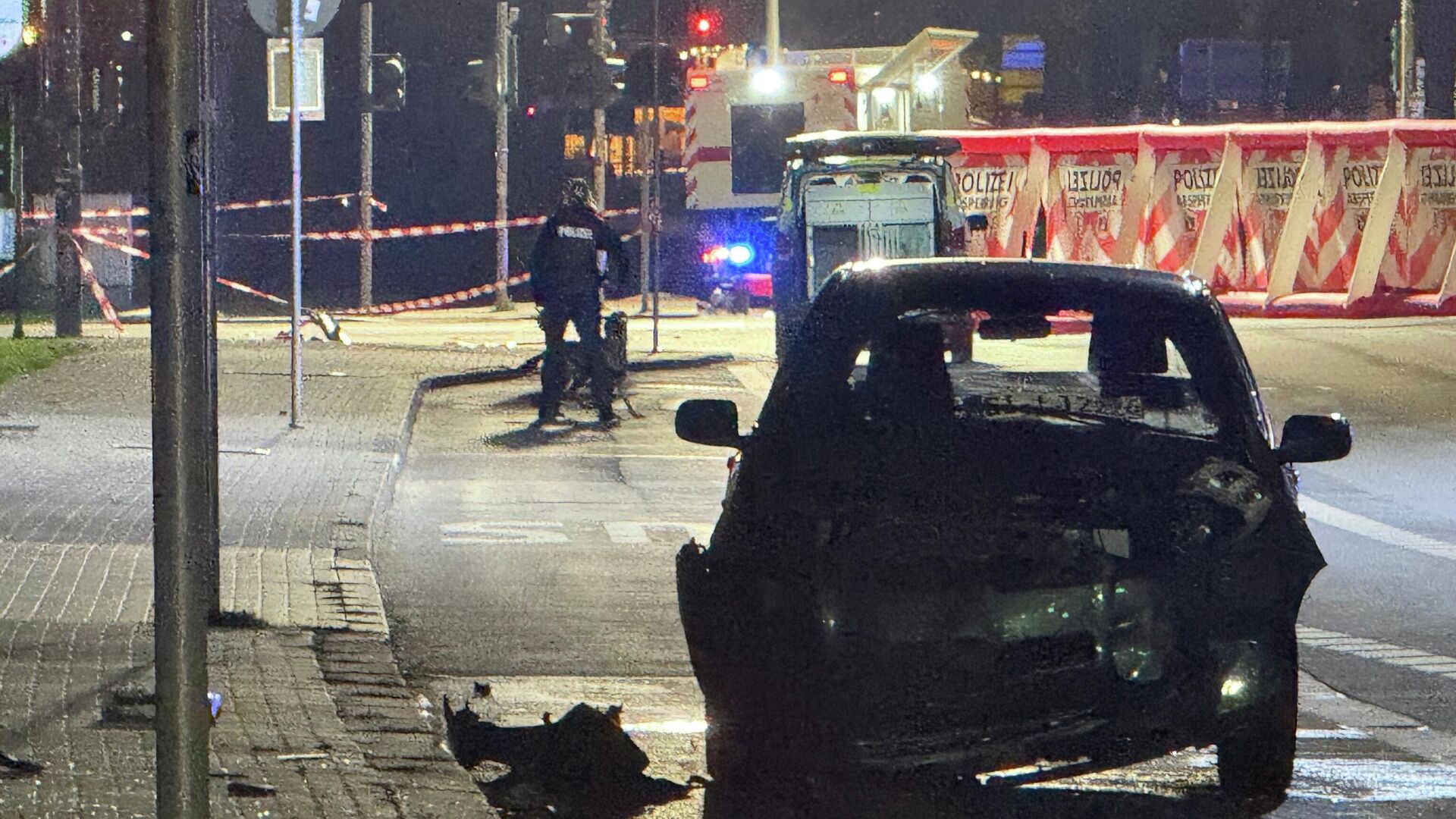 Автомобиль на месте аварии в Гиссене, Германия. 22 декабря 2025 - РИА Новости, 1920, 23.12.2025