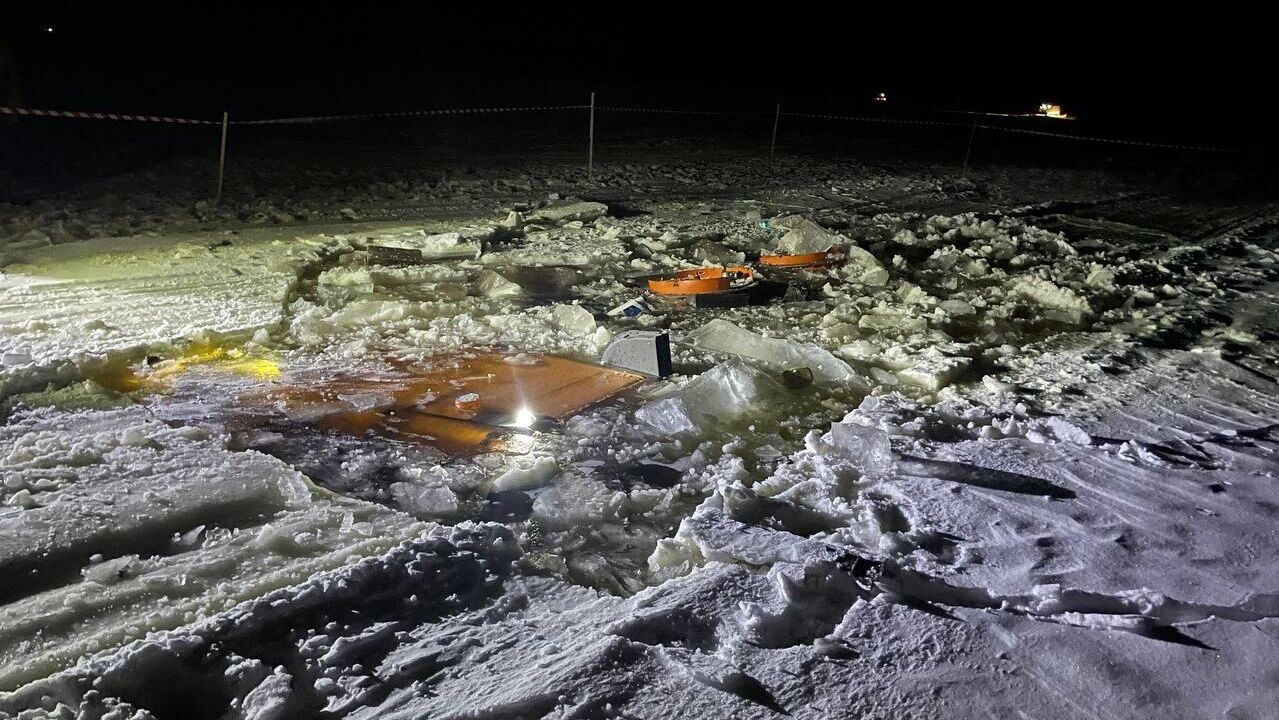 Бензовоз с топливом провалился под лед на переправе в Мезенском округе Архангельской области - РИА Новости, 1920, 23.12.2025