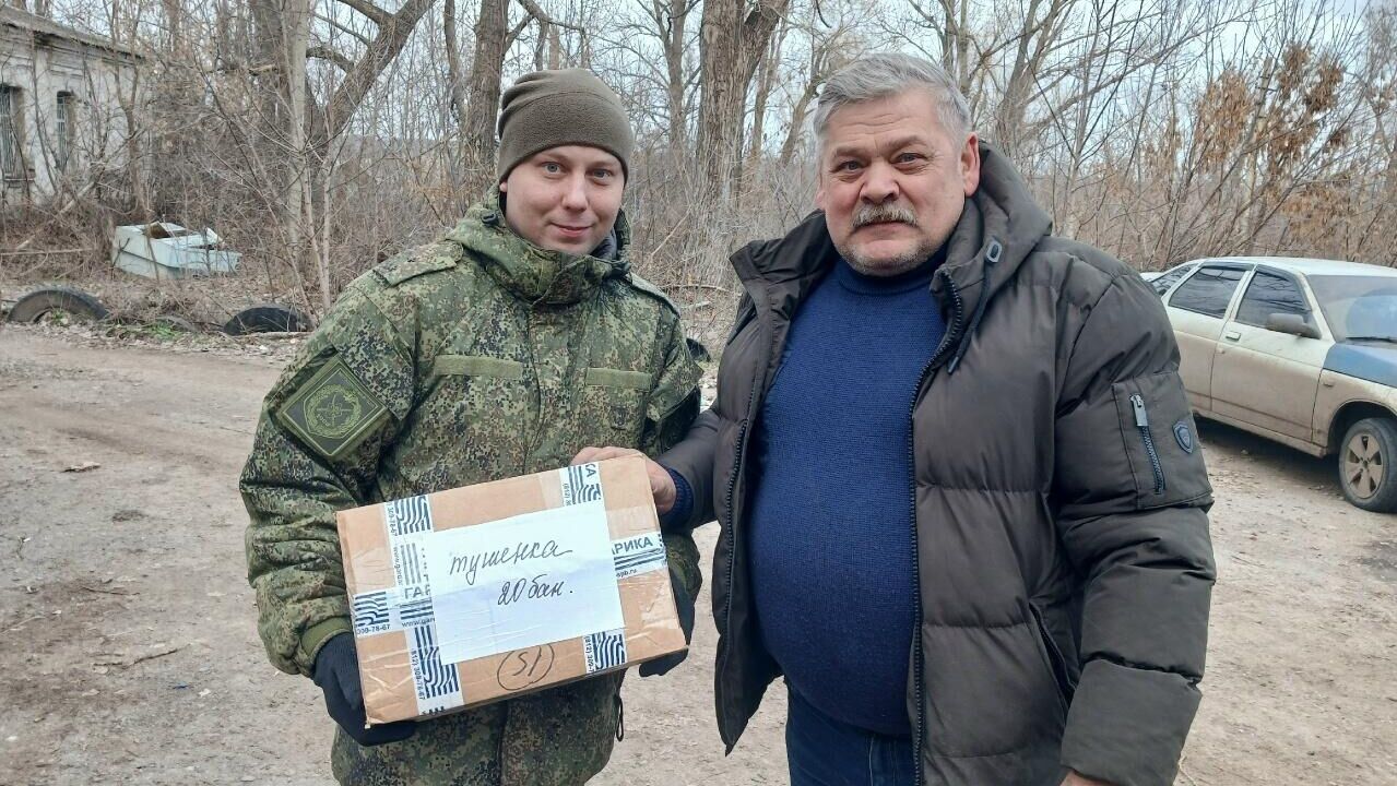 Новгородский депутат Сергей Тихомиров отвез в зону СВО стройматериалы, одежду и продукты - РИА Новости, 1920, 23.12.2025