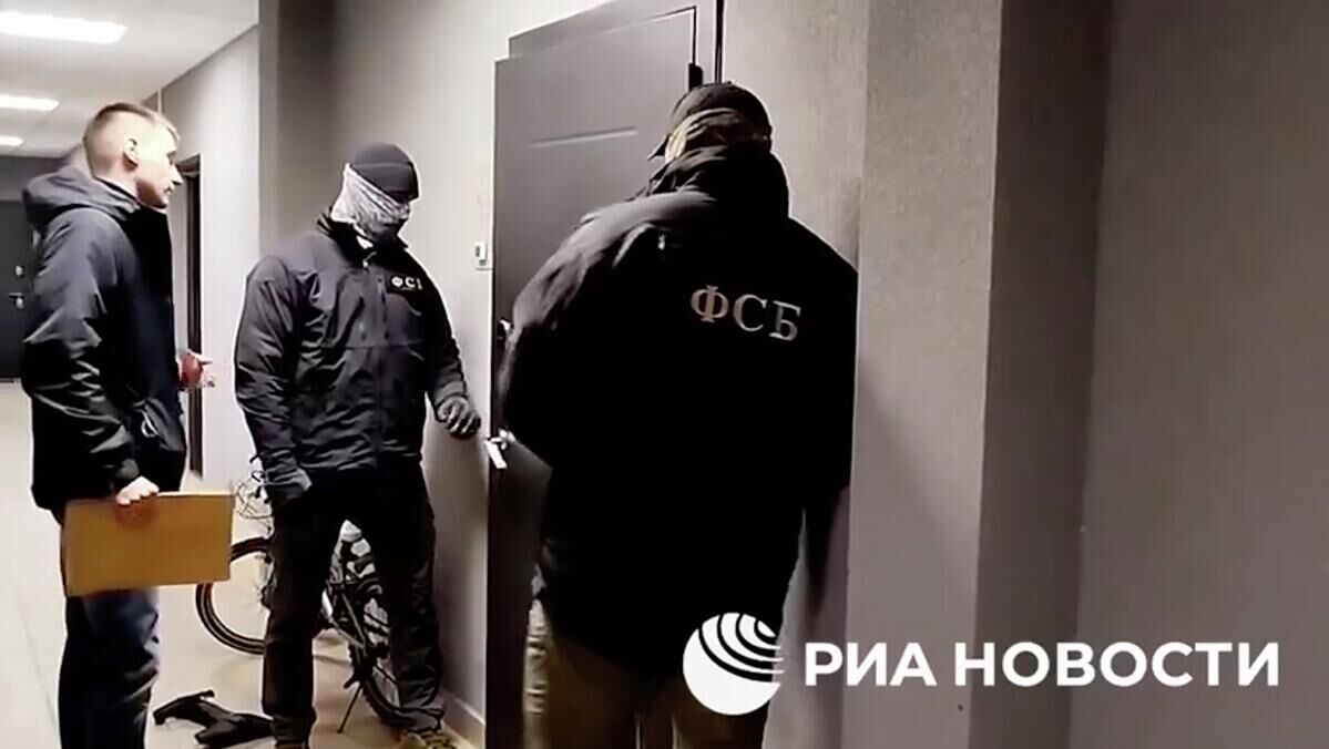 ФСБ перекрыла канал легализации мигрантов из Тихоокеанского региона - РИА Новости, 1920, 23.12.2025