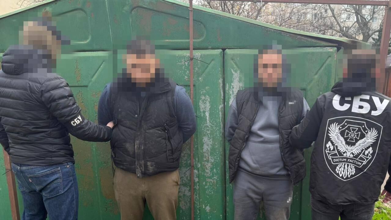 Задержанные по подозрению в организации схемы по выводу украинских мужчин за границу через нерабочую газовую трубу - РИА Новости, 1920, 23.12.2025