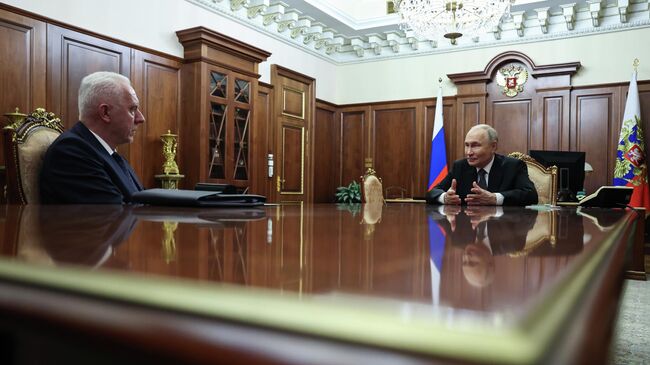 Президент РФ Владимир Путин и генеральный прокурор РФ Александр Гуцан во время встречи