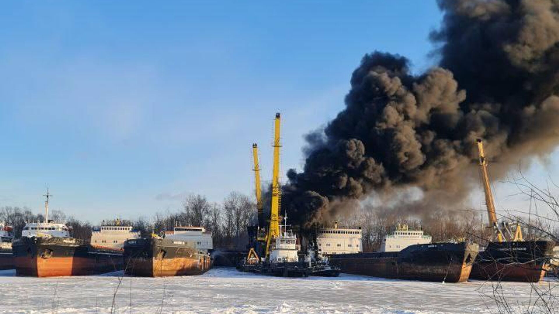 Пожар на плавкране Борской судоремонтной компании под Нижним Новгородом - РИА Новости, 1920, 23.12.2025