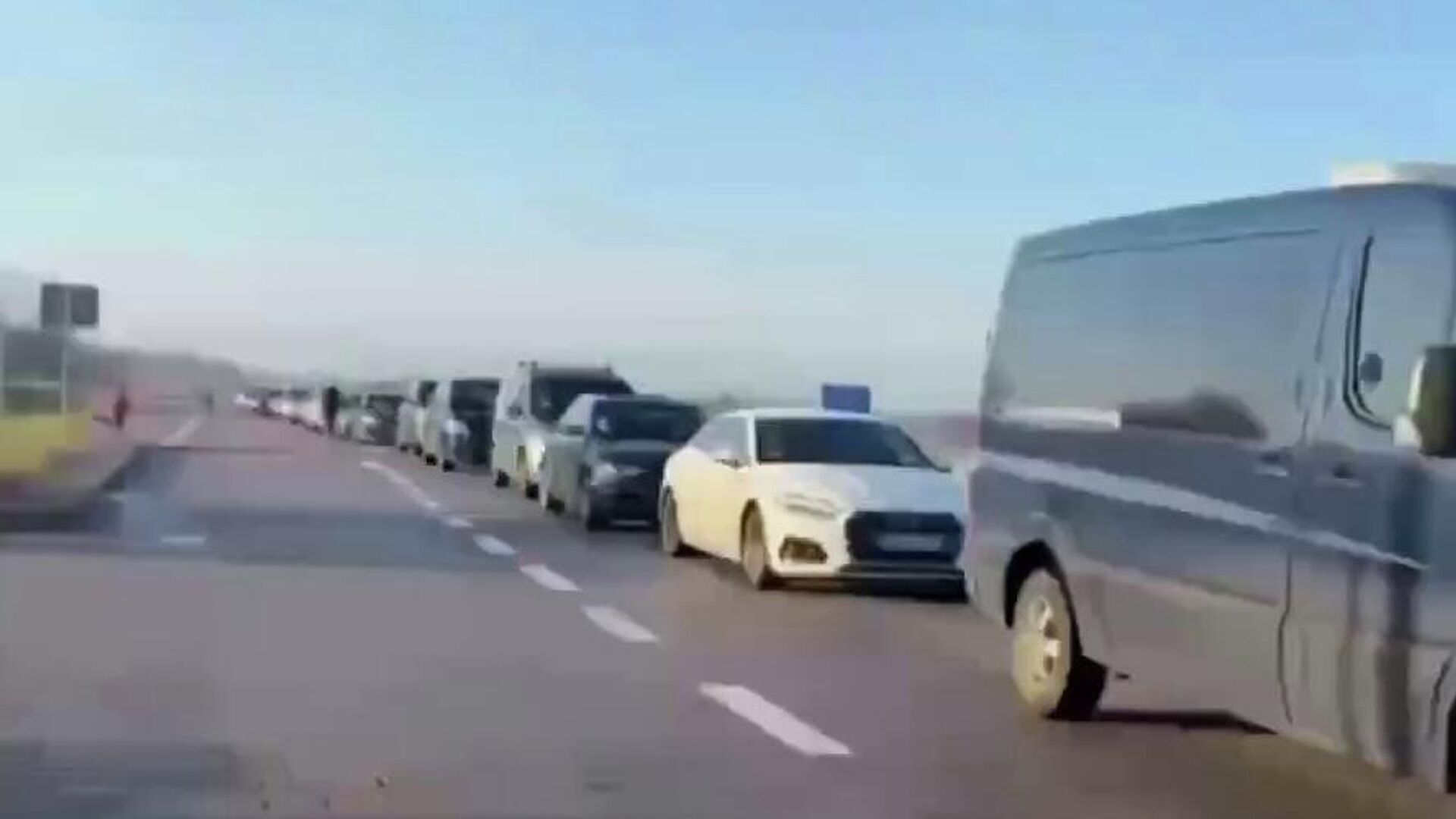 Очередь на погранпереходе Гжехотки со стороны Польши - РИА Новости, 1920, 23.12.2025