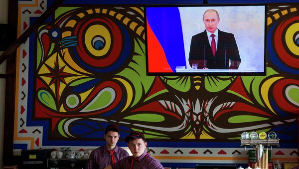 Трансляция в одном из ресторанов Симферополя выступления Владимира Путина по вопросу принятия Крыма в состав России