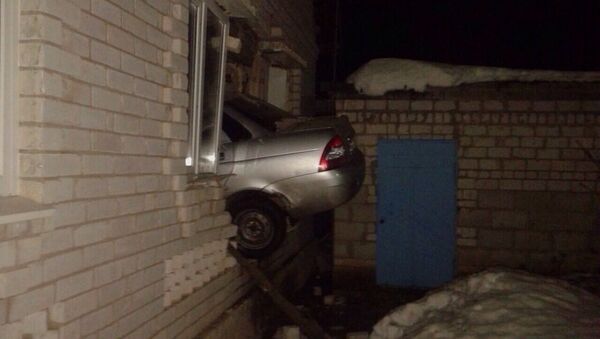 Автомобиль въехал в дом в Самарской области
