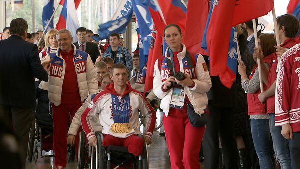 Прилет героев Паралимпиады в Москву: оркестр, овации, толпы болельщиков