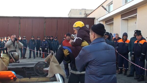 Спасатели носили девушек на руках на соревнованиях во Владивостоке