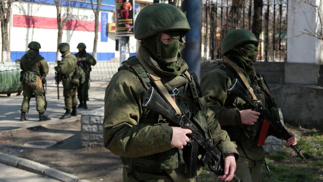 Люди в военной форме на улицах Симферополя. Архивное фото