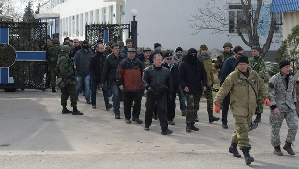 Украинские военнослужащие массово покидают штаб Военно-морских сил Украины