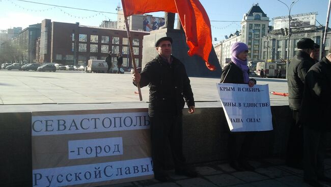 Новосибирские коммунисты провели митинг в поддержку Крыма, событийное фото