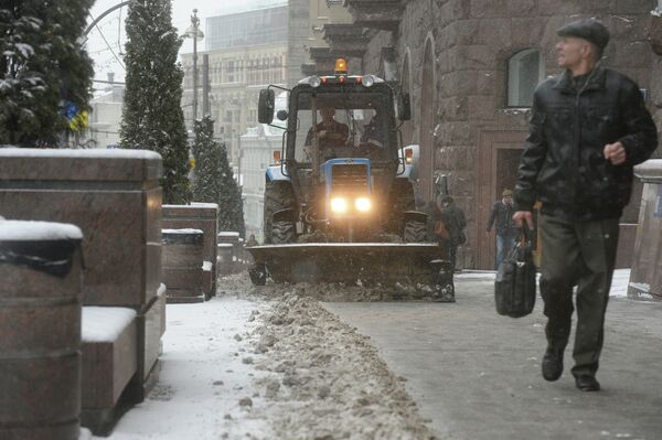 Расчистка снега во время снегопада в Москве