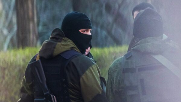 Сотрудники спецслужб возле здания фотограмметрического центра украинской армии в Симферополе, где была стрельба