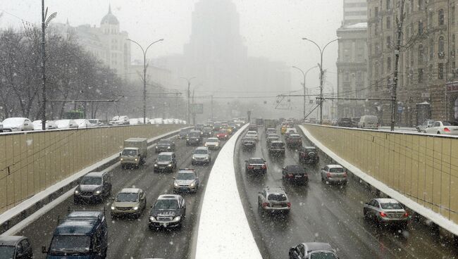 Автомобильное движение в Москве. Архивное фото