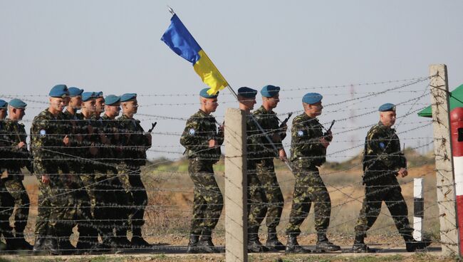 Украинские десантники на военных учениях, архивное фото