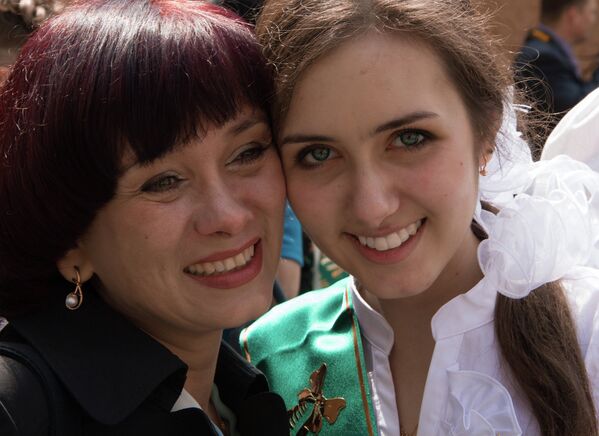 Выпускница школы во Владивостоке с мамой