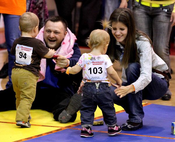 Родители с малышами на детских соревнованиях во Владивостоке