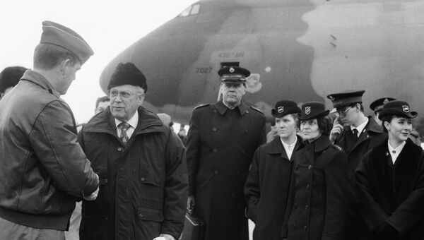 Роберт Страус благодарит экипаж самолета и военнослужащих США, доставивших в Москву груз гуманитарной помощи. Архивное фото