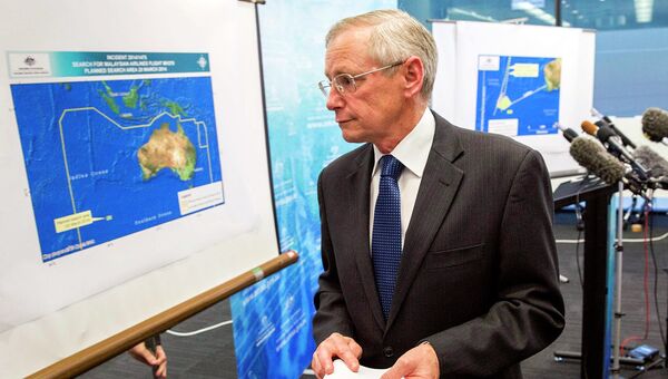 Джон Янг, генеральный менеджер подразделения реагирования на чрезвычайные ситуации в Службе безопасности мореплавания Австралии (AMSA) показывает карту с возможными останками MH370