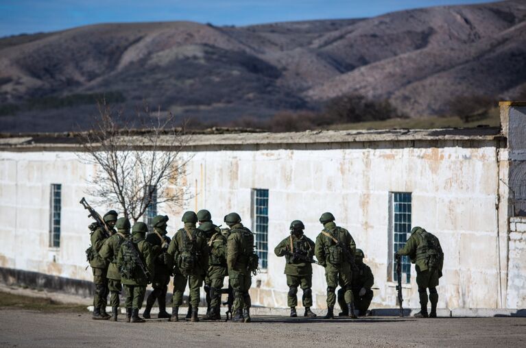 Военные в поселке Перевальное под Симферополем