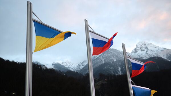 Национальные флаги Украины и России. Архивное фото