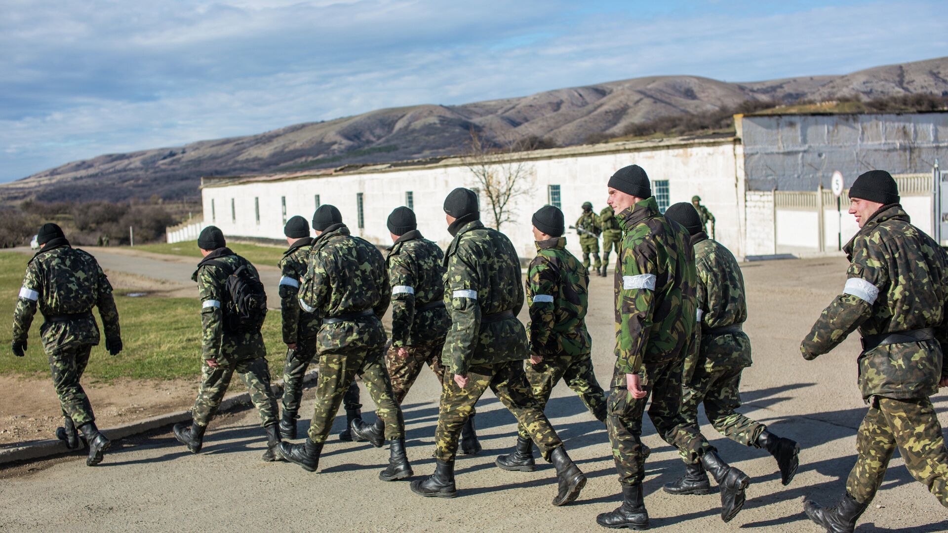 Украинские солдаты выходят с территории военной базы в поселке Перевальное. Архивное фото - РИА Новости, 1920, 06.11.2022