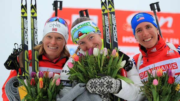 Слева направо: Тура Бергер (Норвегия), Дарья Домрачева (Белоруссия) и Сьюзан Данкли (США) после финиша спринтерской гонке IX этапа Кубка мира. Фото с места события