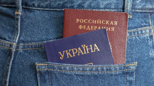 Российский и украинский паспорта. Архивное фото