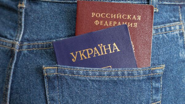 Российский и украинский паспорта. Архивное фото