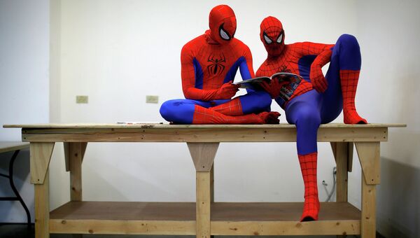 Актеры в костюмах супергероя Человека-паука
