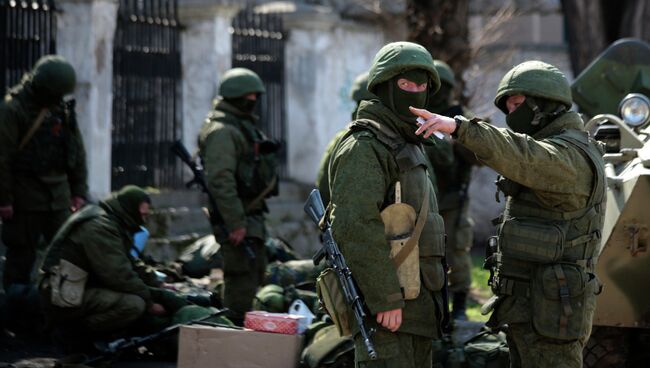 Люди в военной форме на улицах Симферополя. Архивное фото