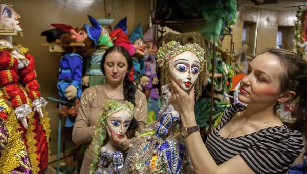 Актрисы Новосибирского театра кукол со своими персонажами после спектакля