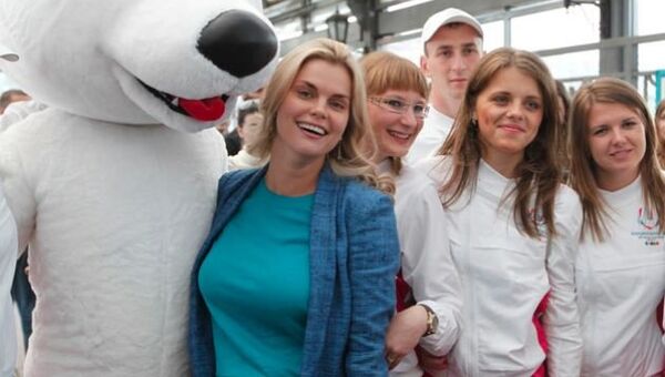 Заместитель губернатора Красноярского края Екатерина Пешкова (в центре) со студентами, архивное фото