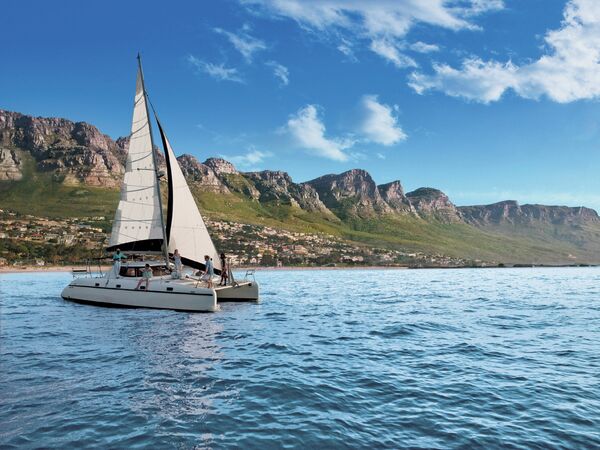 Яхта у побережья ЮАР