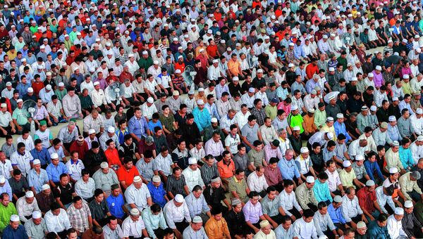 Мусульмане молятся за пассжиров пропавшего самолета авиакомпании Malaysia Airlines
