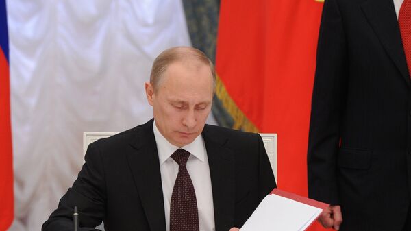 Владимир Путин подписывает указ. Архивное фото