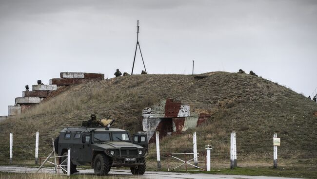 Украинские военнослужащие на территории военного аэродрома Бельбек. Архивное фото