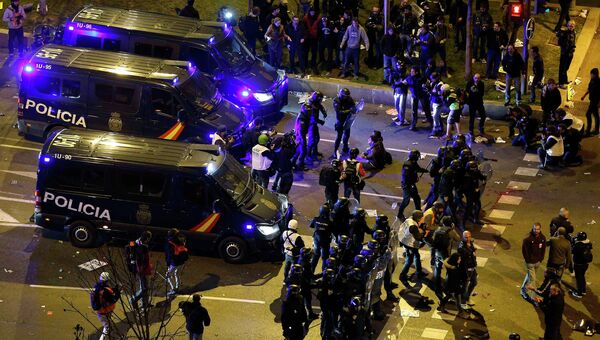 Столкновения демонстрантов и полицейских в Мадриде. Фото с места событий