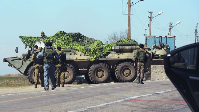 Ситуация на границе между Крымом и Украиной. Архивное фото