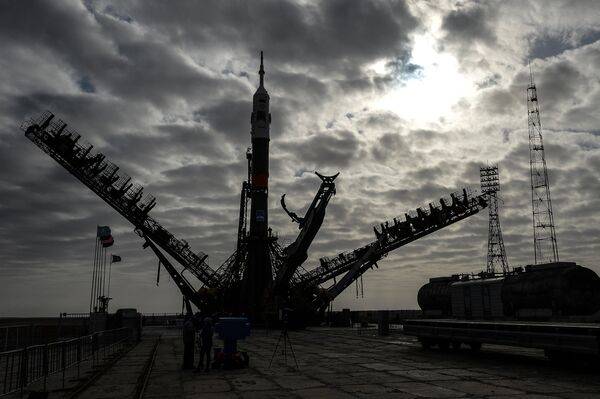 Вывоз и установка PH Союз-ФГ с ТПК Союз ТМА-12М на космодроме Байконур
