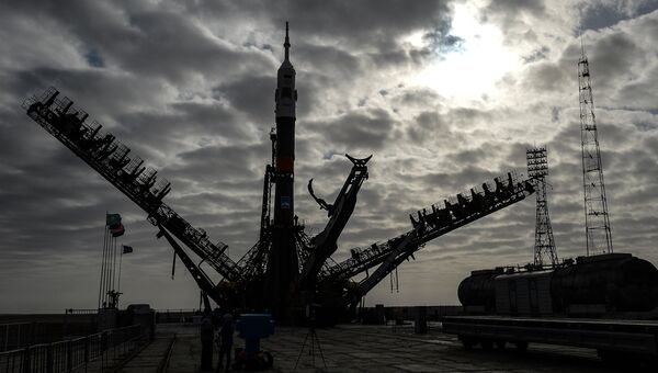 Вывоз и установка PH Союз-ФГ с ТПК Союз ТМА-12М на космодроме Байконур. Архивное фото