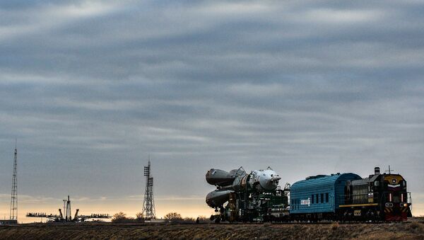 Вывоз и установка PH Союз-ФГ с ТПК Союз ТМА-12М на космодроме Байконур