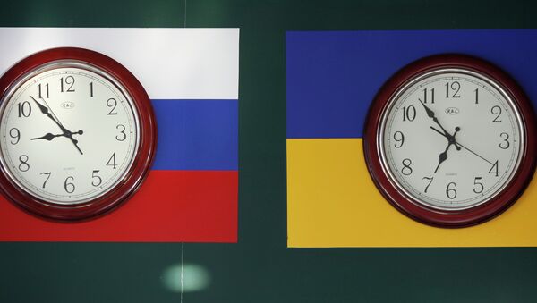 Часы, показываеющее московское и киевское время, в здании порта Крым. Архивное фото.