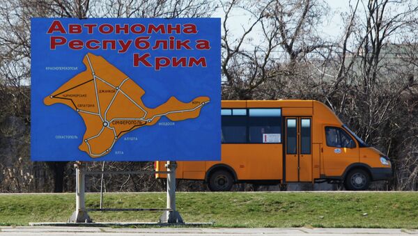 Информационный щит с картой основных автомагистралей Республики Крым, архивное фото