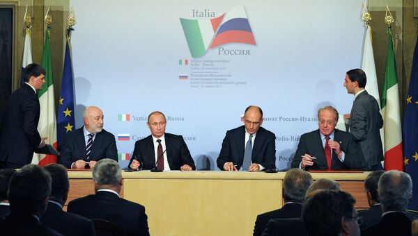 Президент России Владимир Путин (третий слева) и председатель Совета министров Италии Энрико Летта (третий справа) во время церемонии закрытия Российско-итальянского бизнес-форума в Триесте, 26 ноября 2013